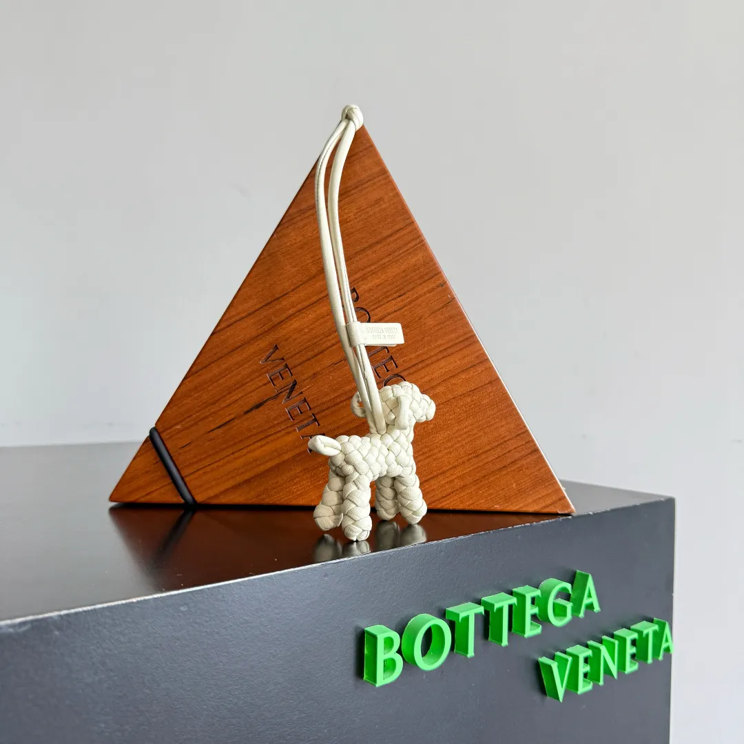 Batch 540 BOTTEGA VENETA2025 new puppy-shaped pendant braided puppy is now online😎The leather braided puppy-shaped pendant can be hung on any handbag, and it is as cute, delicate and colorful as it matches with a bag. Cute and cute, it will touch your heart at any time. It can be hung on bags or keychains. Who can resist such a cute puppy💓 Style number: 807068